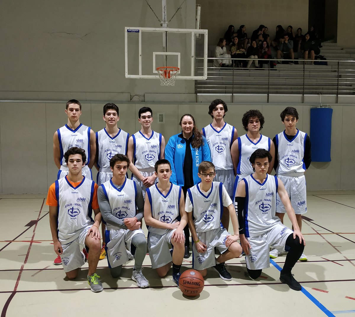cdjesusmaria's tweet photo. Orgullosos de los chicos @cdjesusmaria que ayer cayeron de forma clara contra @ClubPilaristas (un gran rival) en @CopaColegial. Los chicos lo dieron TODO apoyados por una GRAN aficion. #CopaColegialMadrid #GoChusma https://t.co/iOe4Tb6isw