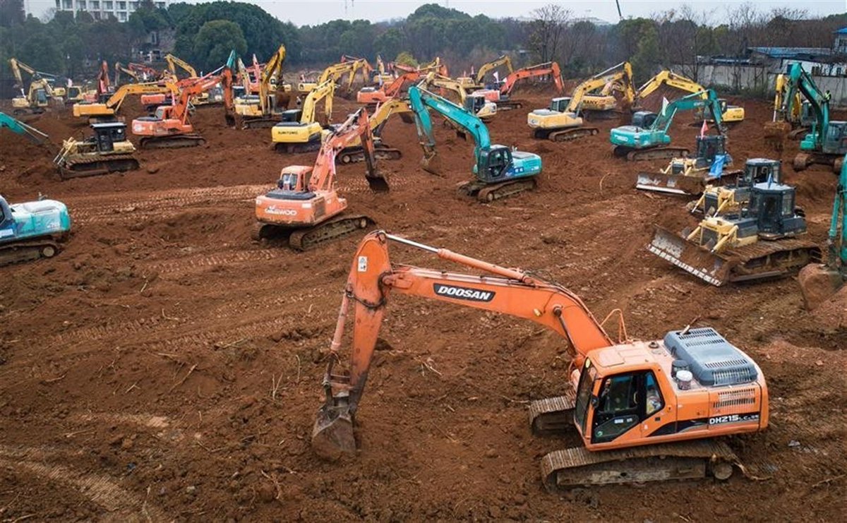 Excavator army operating in Wuhan, China - building hospital in six days. 

Full story here ⬇️
earthmoversmagazine.co.uk/news/view,exca…

-----
#earthmoversmagazine #earthmovers #construction #plantmachinery #digger #excavator #dozer #wuhan