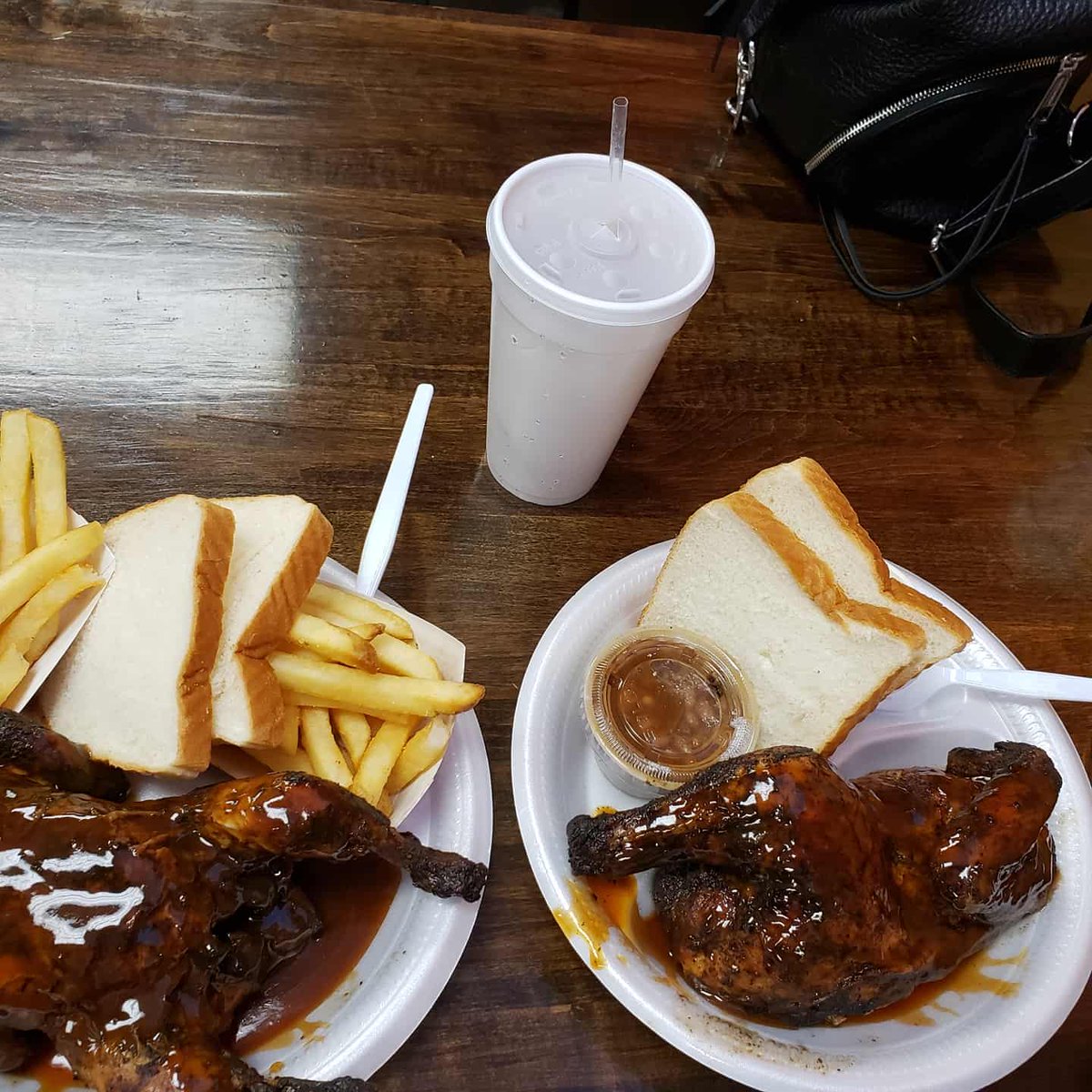 Butteriffic901's tweet photo. Yummers! Paid a Visit to @cozycornerbbq last Sunday and it was delish! Good food, good service, good musicππβ€πβ€
#LocalVibesOnly #LVO #HelpSomebodyCross #Choose901 #LocalLoveMemphis #GaryVeeChallenge #LikeNoOther #Memphis #ILoveMemphis #BBQ https://t.co/PquRjPpios
