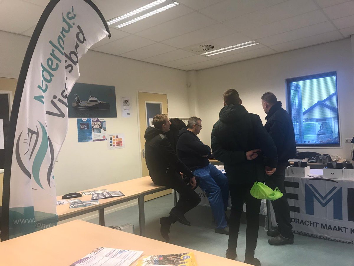 Vissersbond's tweet photo. Ook belangstelling voor het bedrijfsleven tijdens de open dag van @rocfriesepoort #Urk waar oa ook @Vissersbond en @EMK2017 aanwezig zijn. https://t.co/YHa0WDtTQy