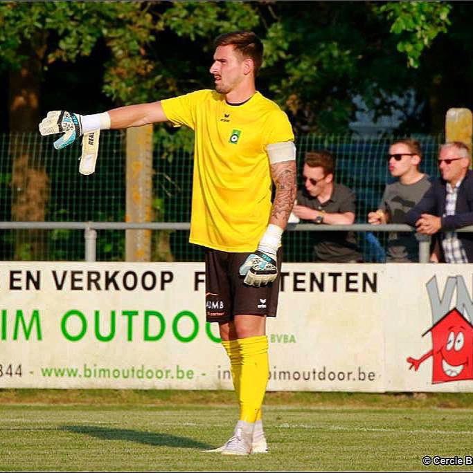 ryan1989vdb's tweet photo. Na het vernemen van het slechte nieuws van doelman Van Damme van Cercle. Roep ik op dat iedere ploeg en hun supporters even stil staan bij zijn situatie. Daarom beste supporters vraag ik jullie dat ook om mee te doen met de supporters van Cercle in de 16e minuut met een applaus. https://t.co/NX0miHagA4