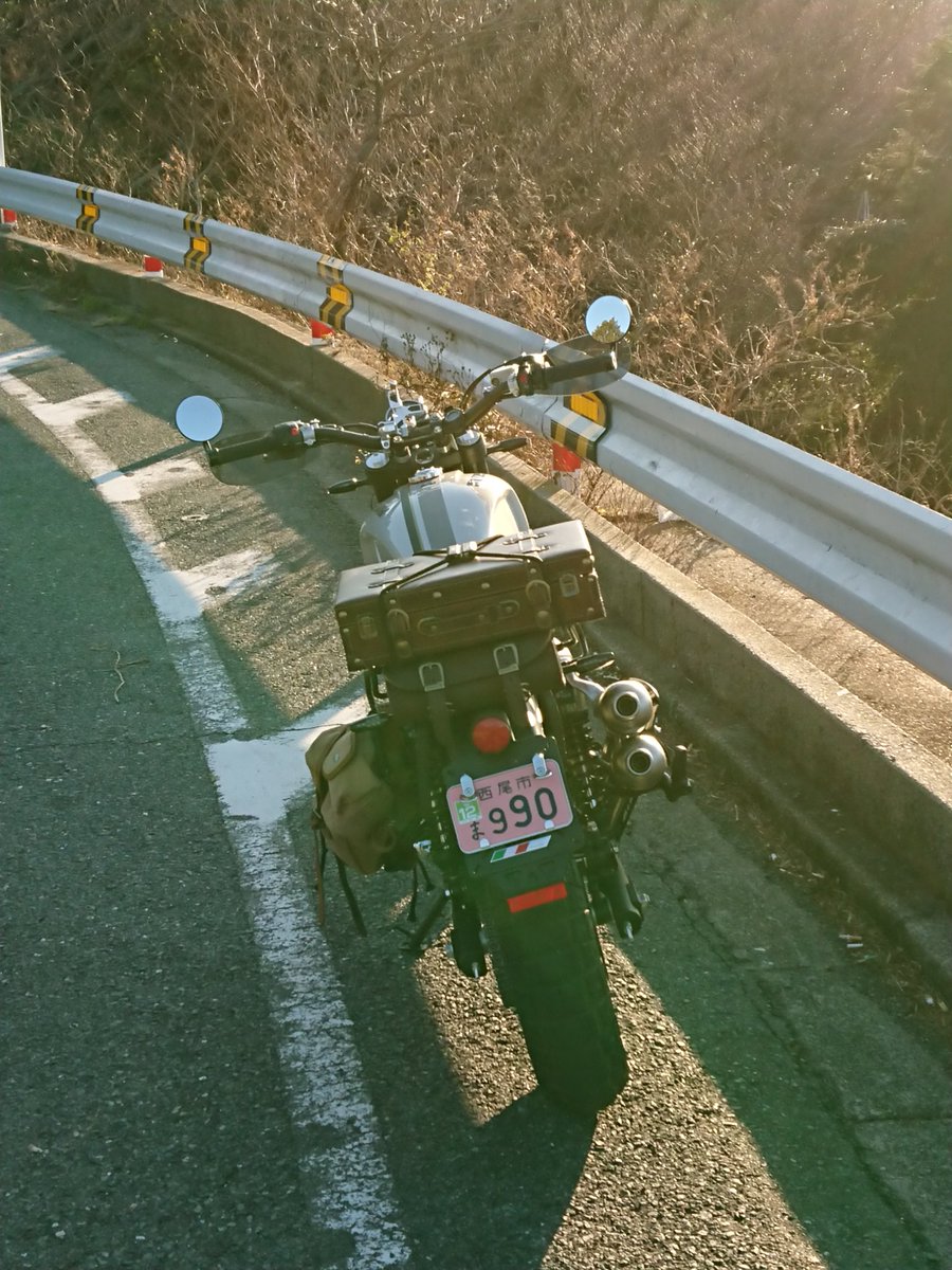 Azuraile_Eagle's tweet photo. ピンクナンバーが不釣り合いな車格と、いかにもスクランブラー然とした二本出しマフラーが良き( ˘ω˘)
#125ccの日 #125の日 #SWM #OUTLAW125 https://t.co/5qwRdTHSoh
