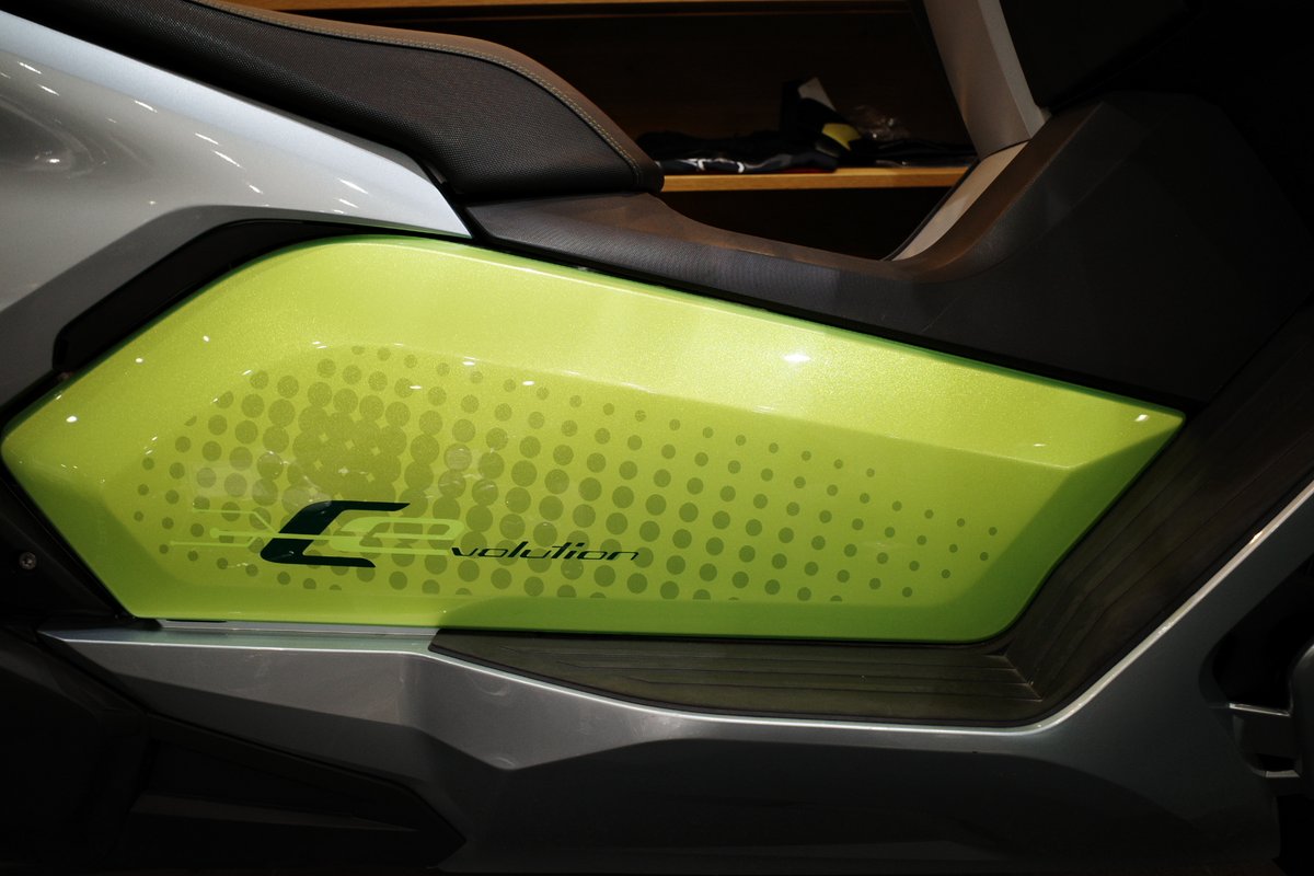 mscharacycle's tweet image. BMWらしい最先端の車両入荷です
C evolution 2018年式
シルバーメタリック・エレクトリックグリーン
走行距離1400km
車両価格112万円

軽二輪なので普通自動二輪免許で乗れますよ！
独特の加速感をぜひ一度体験してみてください。

#原サイクル #Cevolution #中古車情報 #未来ずら～