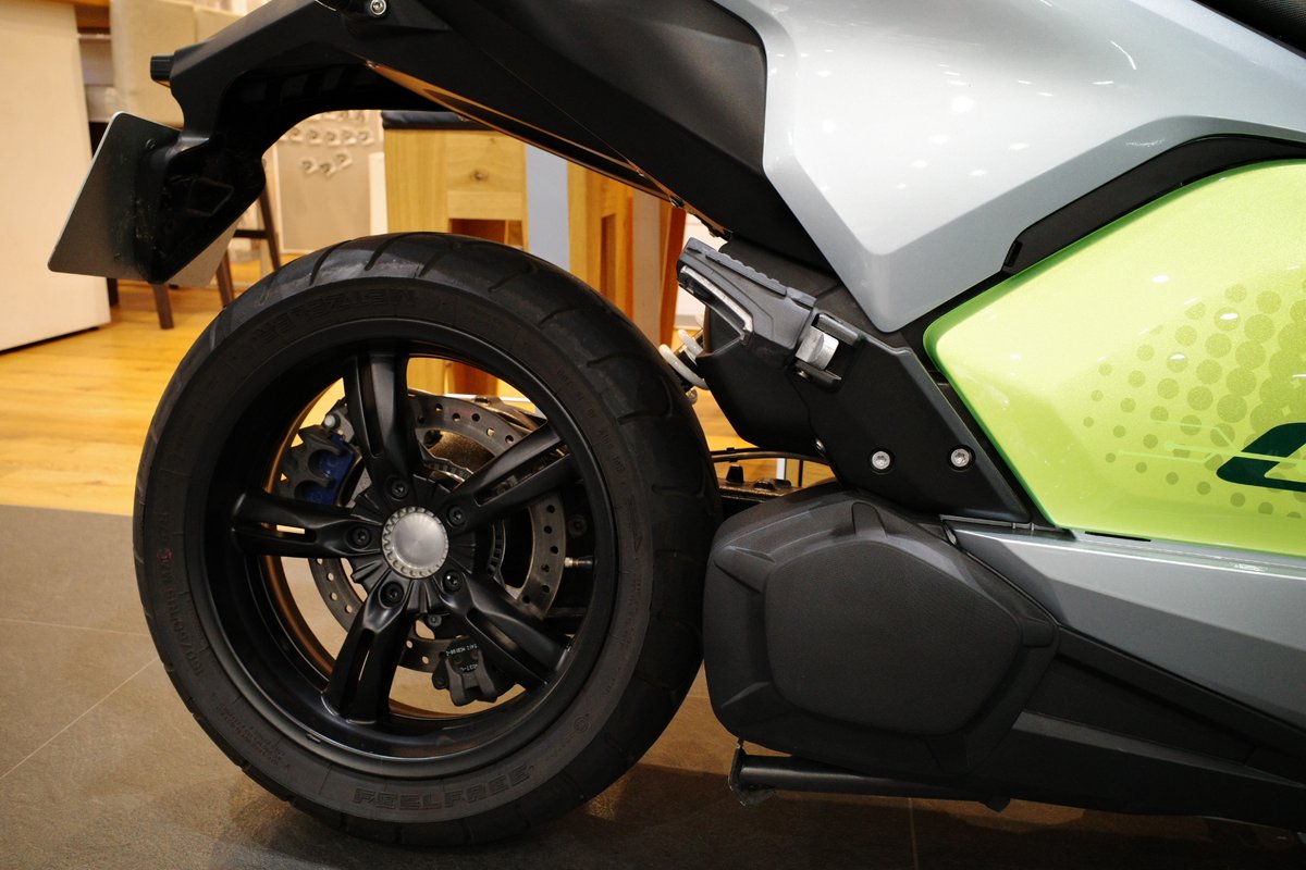 mscharacycle's tweet image. BMWらしい最先端の車両入荷です
C evolution 2018年式
シルバーメタリック・エレクトリックグリーン
走行距離1400km
車両価格112万円

軽二輪なので普通自動二輪免許で乗れますよ！
独特の加速感をぜひ一度体験してみてください。

#原サイクル #Cevolution #中古車情報 #未来ずら～