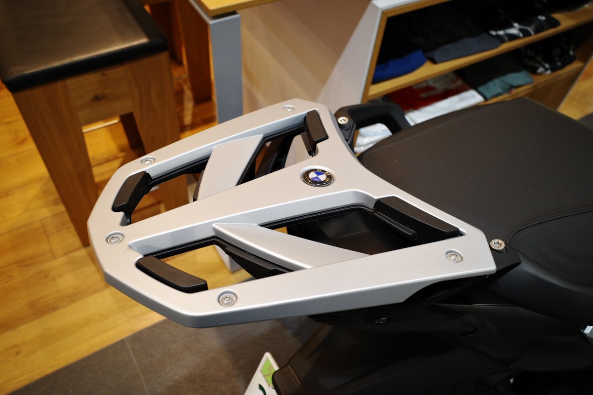 mscharacycle's tweet image. BMWらしい最先端の車両入荷です
C evolution 2018年式
シルバーメタリック・エレクトリックグリーン
走行距離1400km
車両価格112万円

軽二輪なので普通自動二輪免許で乗れますよ！
独特の加速感をぜひ一度体験してみてください。

#原サイクル #Cevolution #中古車情報 #未来ずら～