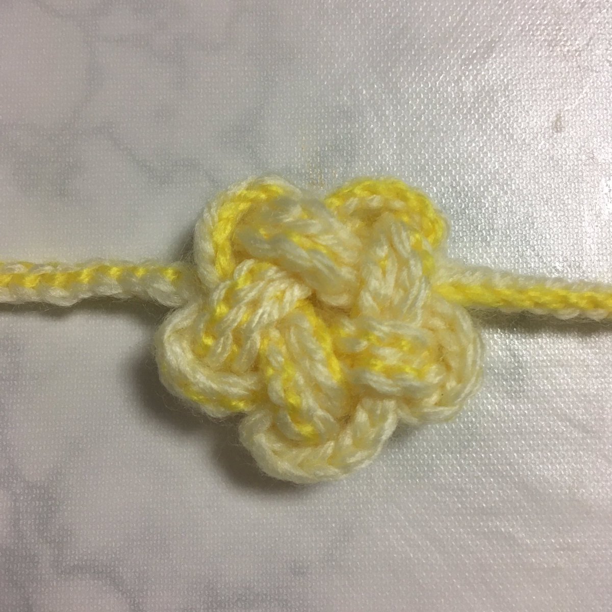 Koko すもーるつりー 毛糸で紐を編んで スターノットと言う飾り結びを作ってみました 毛糸だとお安いし ぷっくりもこもこで可愛いかも 何かに使えるかな ここ数日紐の編み方のお勉強をしていました 手軽に動画が見れる時代って素晴らしい