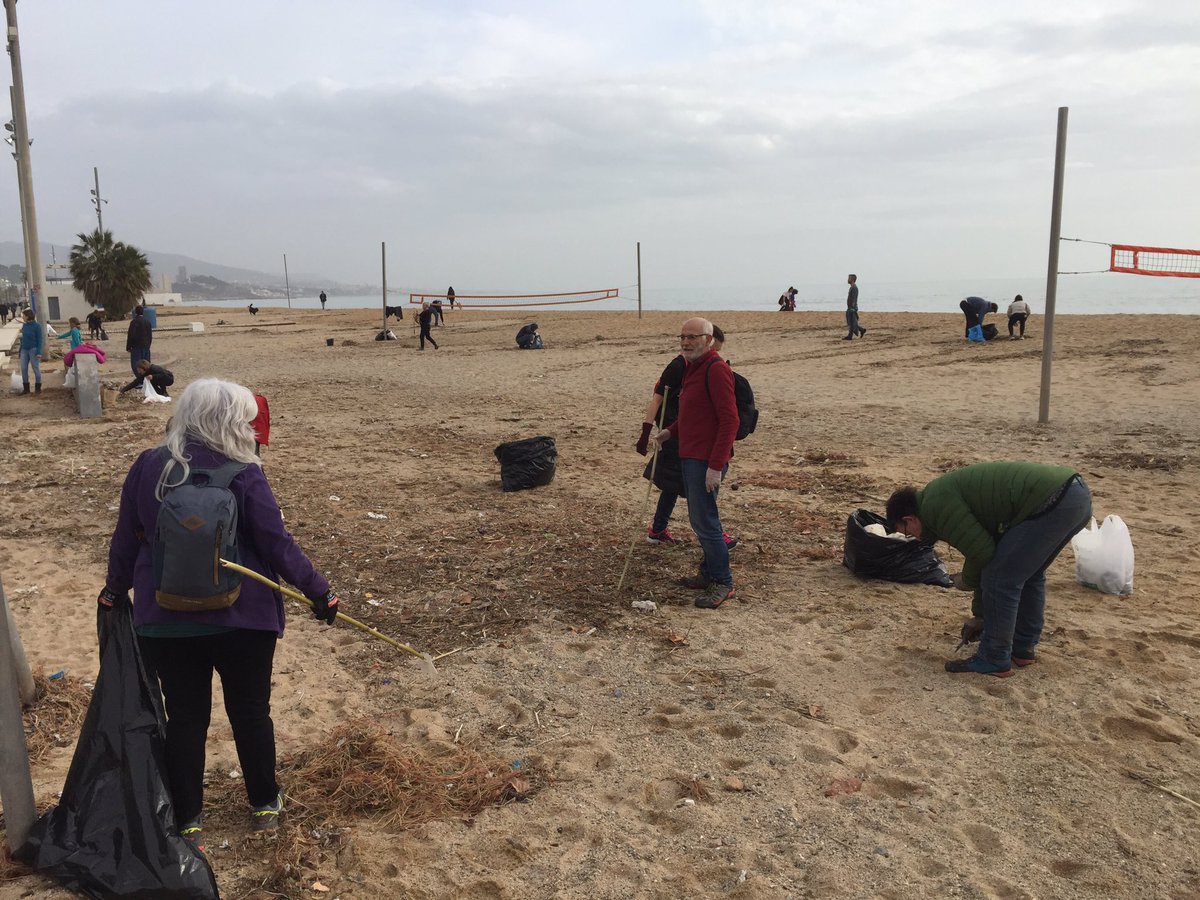 Bdnpelclima's tweet photo. La mar ens retorna allò que no li pertany, recollim plegades les deixalles que hem llençat.

Avui dissabte 25 de gener a les a les 10:00 a la platja dels pescadors estarem amb totes les que pogueu #Badalona
#EmergenciaClimatica
#CanviemElSistemaNoElClima https://t.co/oKIVJp70k9