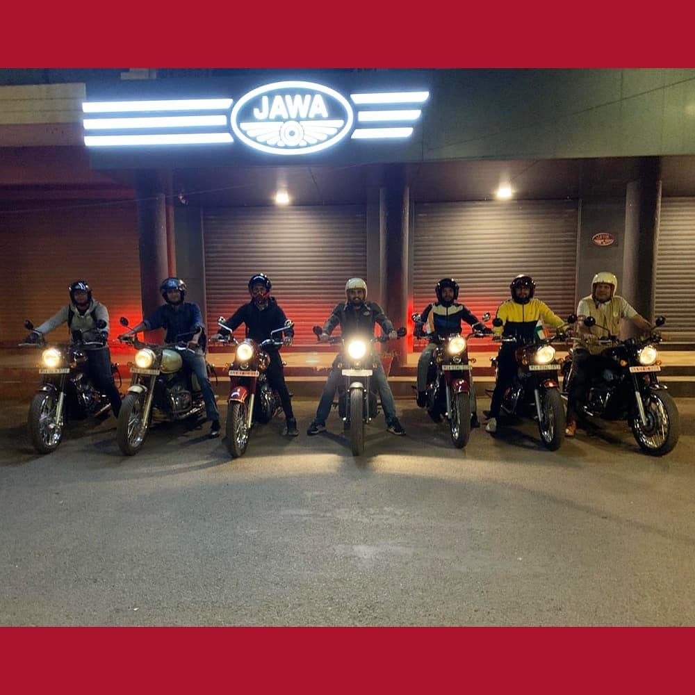 jawamotorcycles's tweet photo. The roads came alive this Friday night, and the cities filled with bonhomie & banter. The #JawaPerak led the convoy of #Jawa & #FortyTwo motorcycles catching the eyes of everyone. To take a test ride, head to your nearest dealership and register for the next #PerakFriday! https://t.co/VaqvQ0KgN1