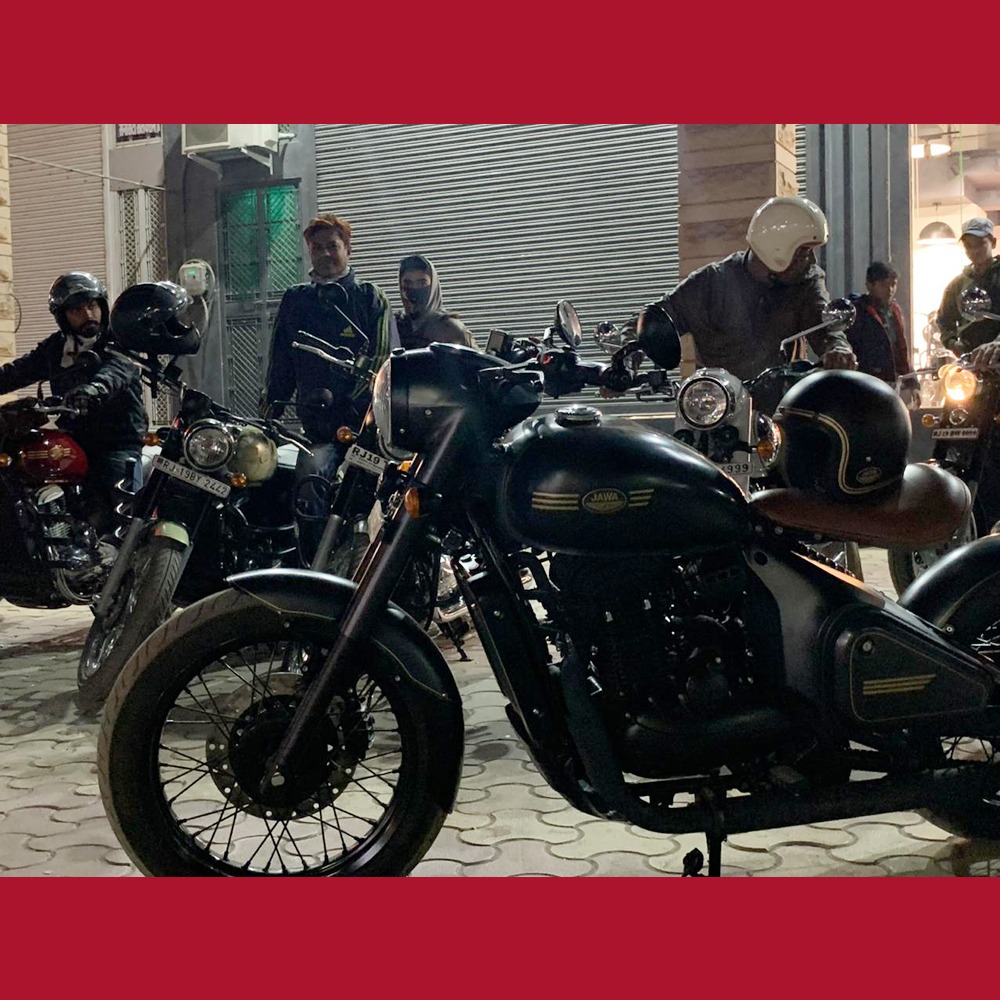jawamotorcycles's tweet photo. The roads came alive this Friday night, and the cities filled with bonhomie & banter. The #JawaPerak led the convoy of #Jawa & #FortyTwo motorcycles catching the eyes of everyone. To take a test ride, head to your nearest dealership and register for the next #PerakFriday! https://t.co/VaqvQ0KgN1