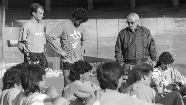 diegodeolivos's tweet photo. Mayo de 1993,  el día que Tito Pizzuti asume como dt junto a Della Pica y le presentan al plantel, en la foto junto a Cacho Borelli, Bartero, el Tanito Distefano, Allegue, entre otros, dirige 7 partidos, entre ellos las dos victorias frente a Independiente en la Copa Centenario https://t.co/G54Ur6I0q3