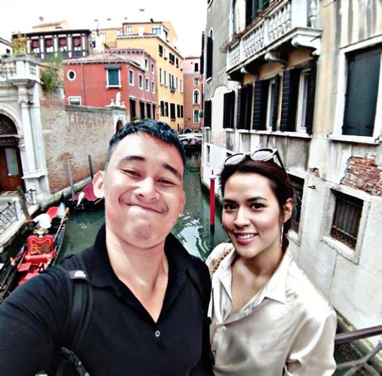 superlut_'s tweet photo. Liburan tahun ini ditemanin Tante Raisa 🙂  . #bacotsantuy #snackgram #sabtuambyar #imlek2020  #sayapamit #liburan #malamminggu https://t.co/ezViD9UjC9
