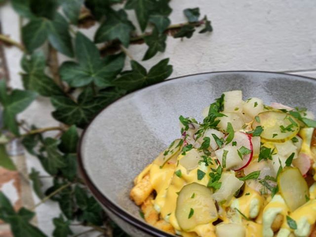 OffbeetRetreat's tweet image. Our delicious Epic dirty fries are topped with our own homemade 'nacho' cheese, lime and mint mayo, and refreshing melon salsa. 
Who would think that melon salsa would be so devastatingly good with nacho cheese?! .
.
.
.
.
.
.
.
.
.
.
.
#veganhampshire #… ift.tt/37uAR84