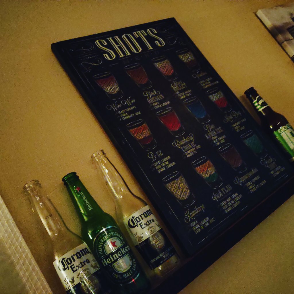 12monstera15's tweet photo. こんばんは！
夜営業開始です！
ガッツリ飲める準備は出来てます！！笑
#焼酎 #monstera #モンステラ #bar ＃バー #ばー #天王寺区 #上本町 #谷町九丁目 #アメリカン #ダイニング #アメリカンダイニング #ダイニングバー #食事 #ピザ #ステーキ #アヒージョ #ウイスキー #バーボン #カクテル #海外beer https://t.co/hAdAneAMoR