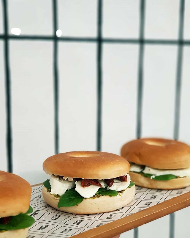 codo_worc's tweet photo. Today's favourite: THE ITALIAN JOB🇮🇹
Mozzarella, Pesto, Sun Dried Tomato, Spinach🥯👌 https://t.co/U6UDthWm2q https://t.co/pRqjJ2xPhg