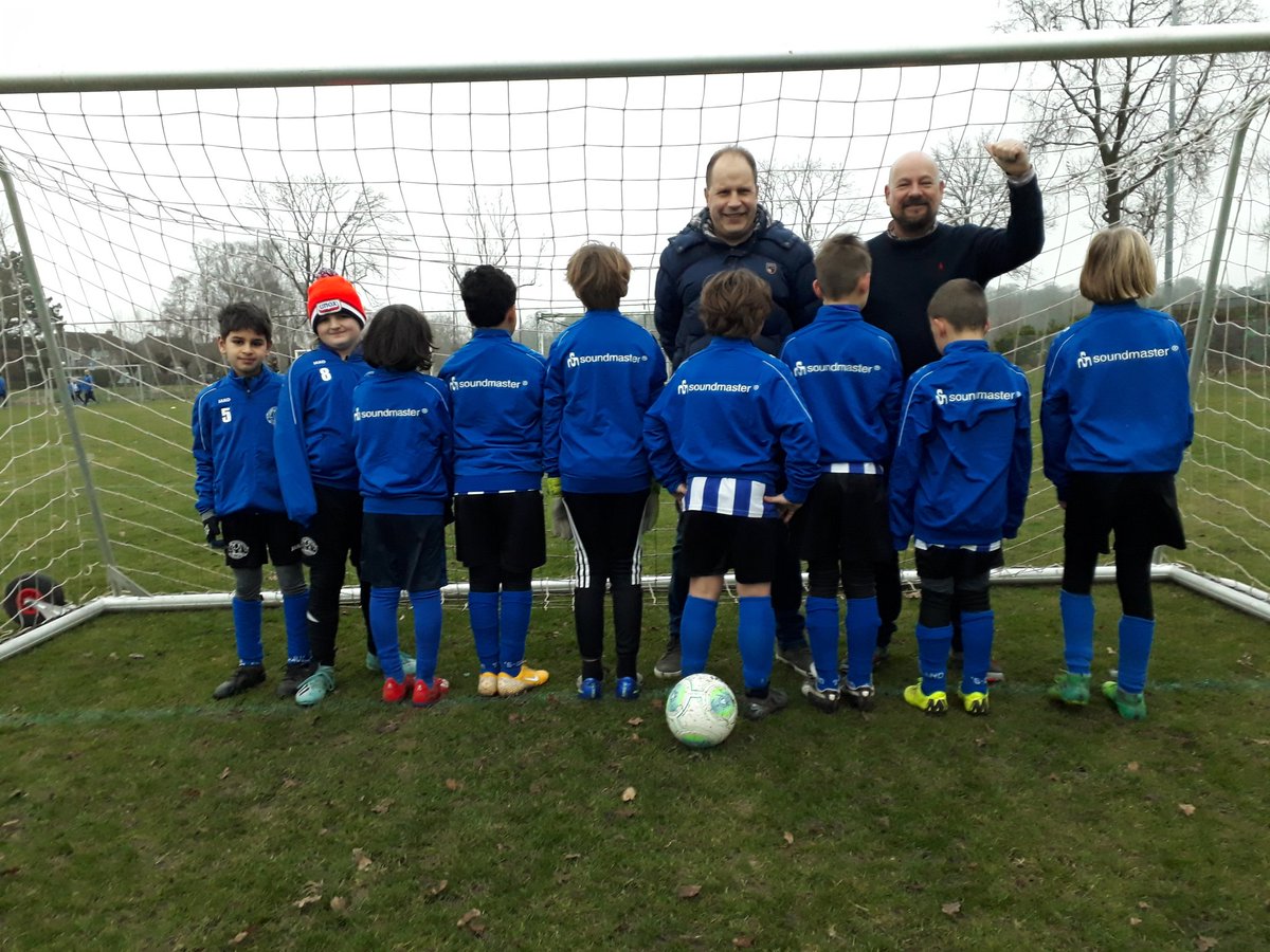 svsGraveland's tweet photo. De JO10-3 kreeg vandaag nieuwe trainingsjacks uitgereikt door Willem de Leeuw van Gizmo Retail B.V. Het door Gizmo gevoerde merk Soundmaster staat vanaf nu op de ruggen van deze toppers. https://t.co/7TfSIhGB7N