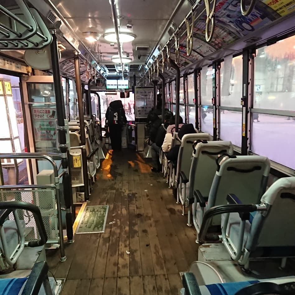 Niida Twitterren 北海道 旭川 イオンモール旭川西店 に行く為 旭川電気軌道 の 系統24 のバスに乗る バスの床が板張り V型つり革 ローカル路線バス 旭川 Kpp 北海道 バス 板張り