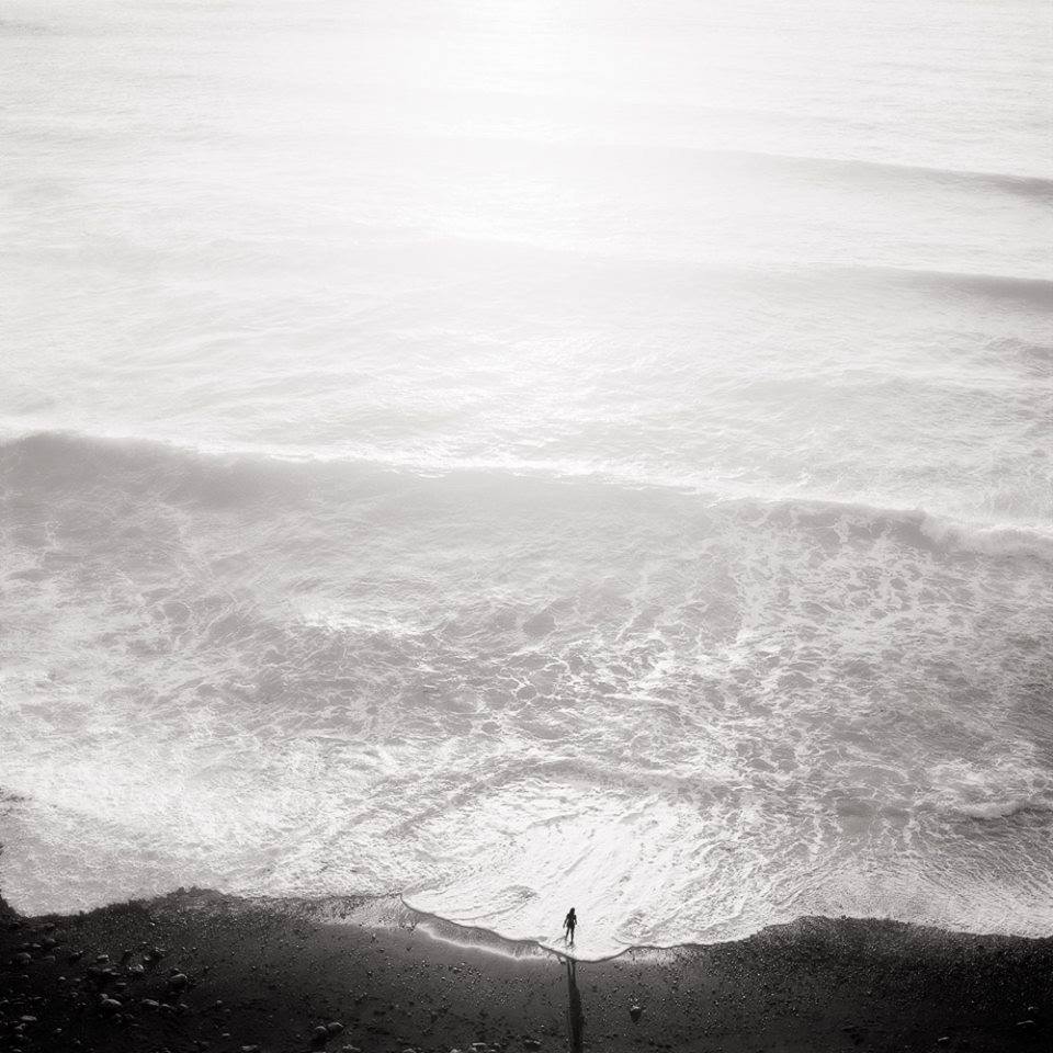 Bibliosella's tweet photo. "La ola se detenía para alzarse enseguida nuevamente, suspirando como una criatura dormida cuya respiración va y viene inconscientemente..."
"Las olas"#VirginiaWoolf
Fotografía de #JeffreyConley https://t.co/r2a82booXv