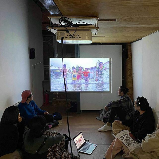 koganechobazaar's tweet photo. 【開催中】NOddIN 4th Exhibition: UNLEARNING もういちど、忘れなおす
写真は本日のトークイベント、大月壮+清水イアン「ツバル滞在から2年 〜2人が今考えてること~」開催のようす!
#NOddIN #unlearning #もういちど忘れなおす #koganecho https://t.co/8QNiaqXgU6 https://t.co/d6hBlz7BY1