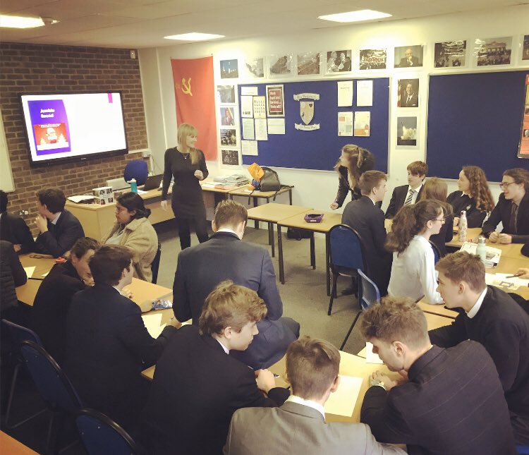 TrinityPsycho's tweet photo. This week we had a full house at #Psychsoc for ‘The Big Fat Psychology Quiz!’ The 6th form competed to show who knew their Sigmund from their Solomon, although the competition was rife lots of fun was had by all! #psychnerds #trinitypsycho #trinity #psychology #psych #quiz https://t.co/av6bk3R4Vn