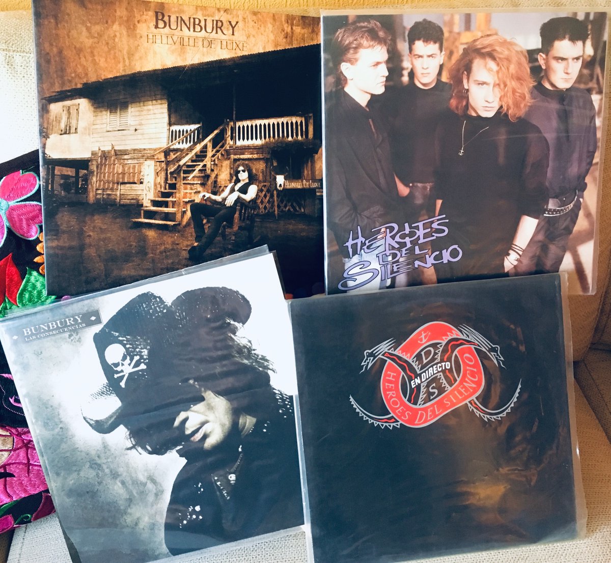 ruisuko's tweet photo. @sincotron Mi pequeña colección en vinilo de #heroesdelsilencio y #bunbury https://t.co/o2VfoB12eq