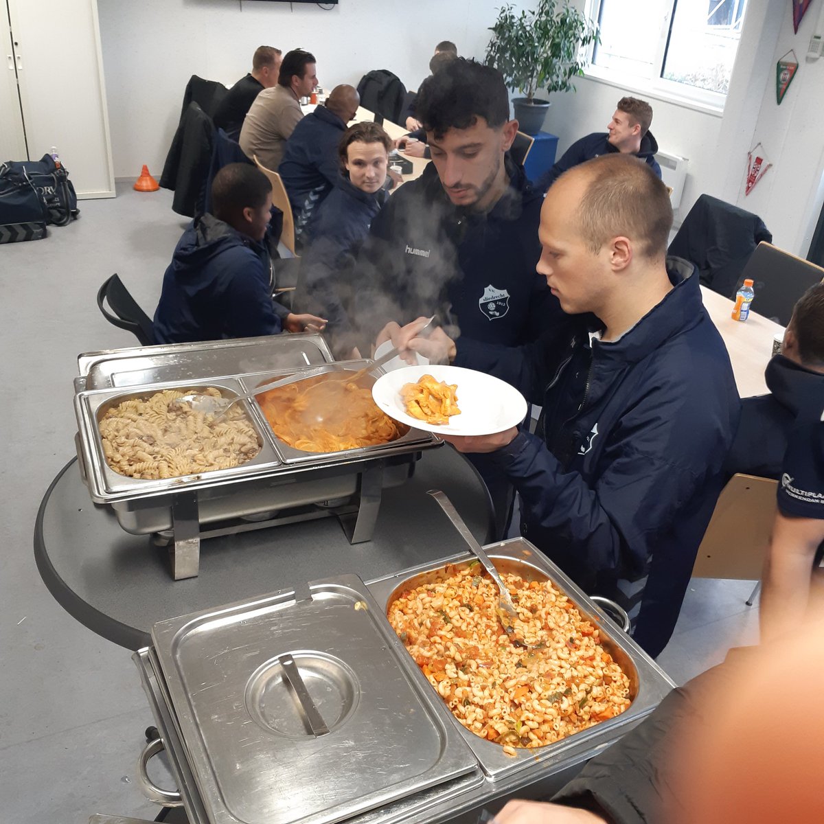 Na een heerlijke pasta maaltijd verzorgt door Gerard Kok @desaladehapper gaan we met de bus op weg voor onze verste uitwedstrijd (145km) van dit seizoen, <a href="/TerneuzenseBoys/">vv Terneuzense Boys</a> ontmoeten we vanmiddag. 
#vvtvvs #wegotamission #1steklasseC