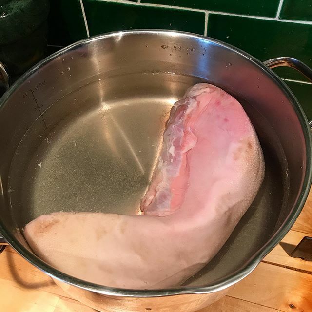 Nou moeten jullie niet denken dat ik allemaal rare fetisjes heb hoor... Maar ik word wel extra dubbel verliefd als mijn schatje ook fan blijkt te zijn van 'eet het hele beest'. En we morgen dan #kalfstong eten. Is dat raar? 🥰 
Ik hou jullie op de hoogte van het proces &amp; eind…