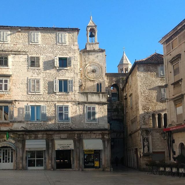 InitiaticV's tweet photo. Le noyau historique de Split avec le palais de Dioclétien est inscrit au Patrimoine mondial de l'UNESCO.
Les ruines de la dernière résidence de l'empereur remontent au IIIème siècle. 
On y trouve aussi divers édifices, fortifications et constructions médiévales... Un véritab… https://t.co/2nYIb7R5zZ