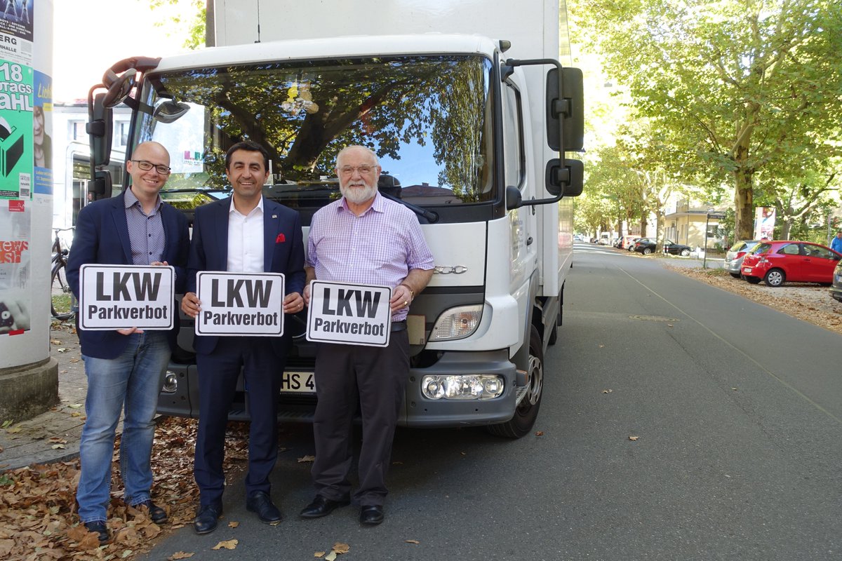 Schluss mit den parkenden LKW in Wohngebieten! Das stört viele. Unterstützt bitte meine Online-Petition. Künftig sollen Städte und Gemeinden Fahrzeuge über 3,5 Tonnen aus Wohngebieten aussperren dürfen. brehm2020.de/lkw-parken #openpetition #lkwparken #nürnberg #verkehr