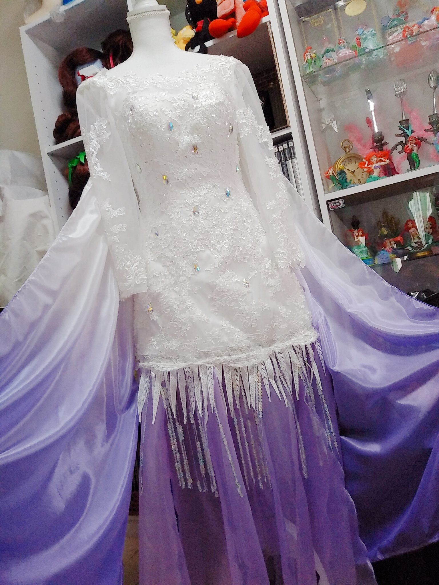 すぅ ４日スパコミ コス参加 Al Twitter 新年早々ウェディングドレスをぶった斬るという婚期がさらに遠退く所業を行い 本日アナ雪2精霊 白ドレス エルサの衣装を作り上げたのでアナくださいｯｯ 女王陛下をワタシにくださいｯｯ ﾊﾞﾝｯﾊﾞﾝｯ Dハロ仮装 アナと雪