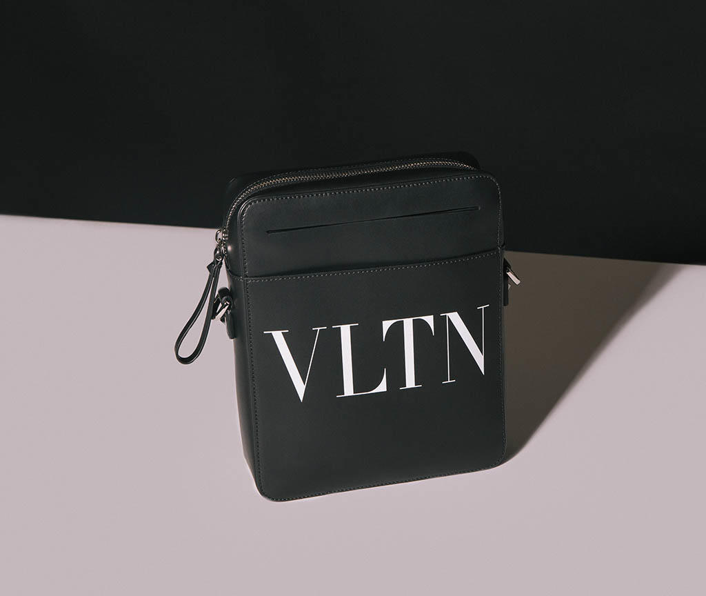 flannelsfashion's tweet photo. Off-duty days call for iconic essentials from @MaisonValentino: https://t.co/fjtL3PRzLL

#VALENTINO #VALENTINOBAG #VLTN #BUCKETHAT #VALENTINOWALLET #VLTNMESSENGERBAG https://t.co/F13IjwrNbT