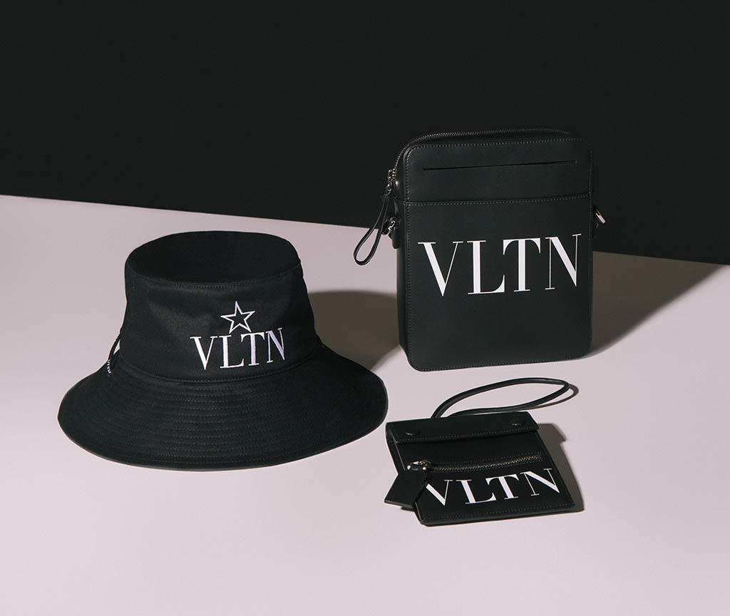 flannelsfashion's tweet photo. Off-duty days call for iconic essentials from @MaisonValentino: https://t.co/fjtL3PRzLL

#VALENTINO #VALENTINOBAG #VLTN #BUCKETHAT #VALENTINOWALLET #VLTNMESSENGERBAG https://t.co/F13IjwrNbT