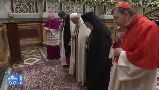 Cindy_Wooden's tweet photo. #PopeFrancis, Anglican Archbishop Ian Ernest of @AnglicanCentre &amp; Orthodox Metropolitan Gennadios pray at the tomb of St. Paul before ecumenical vespers at the close of the Week of Prayer for Christian Unity https://t.co/DWs9TA6l4F