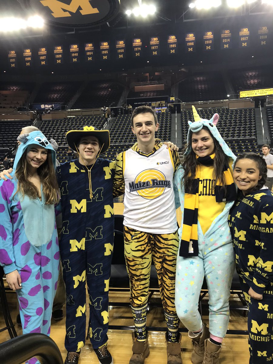 MaizeRageUM's tweet photo. Pregame Pajama Photoshoot! #BigSleepPajamaParty #LetsRage 〽️🔥 https://t.co/l1x1AplUWg