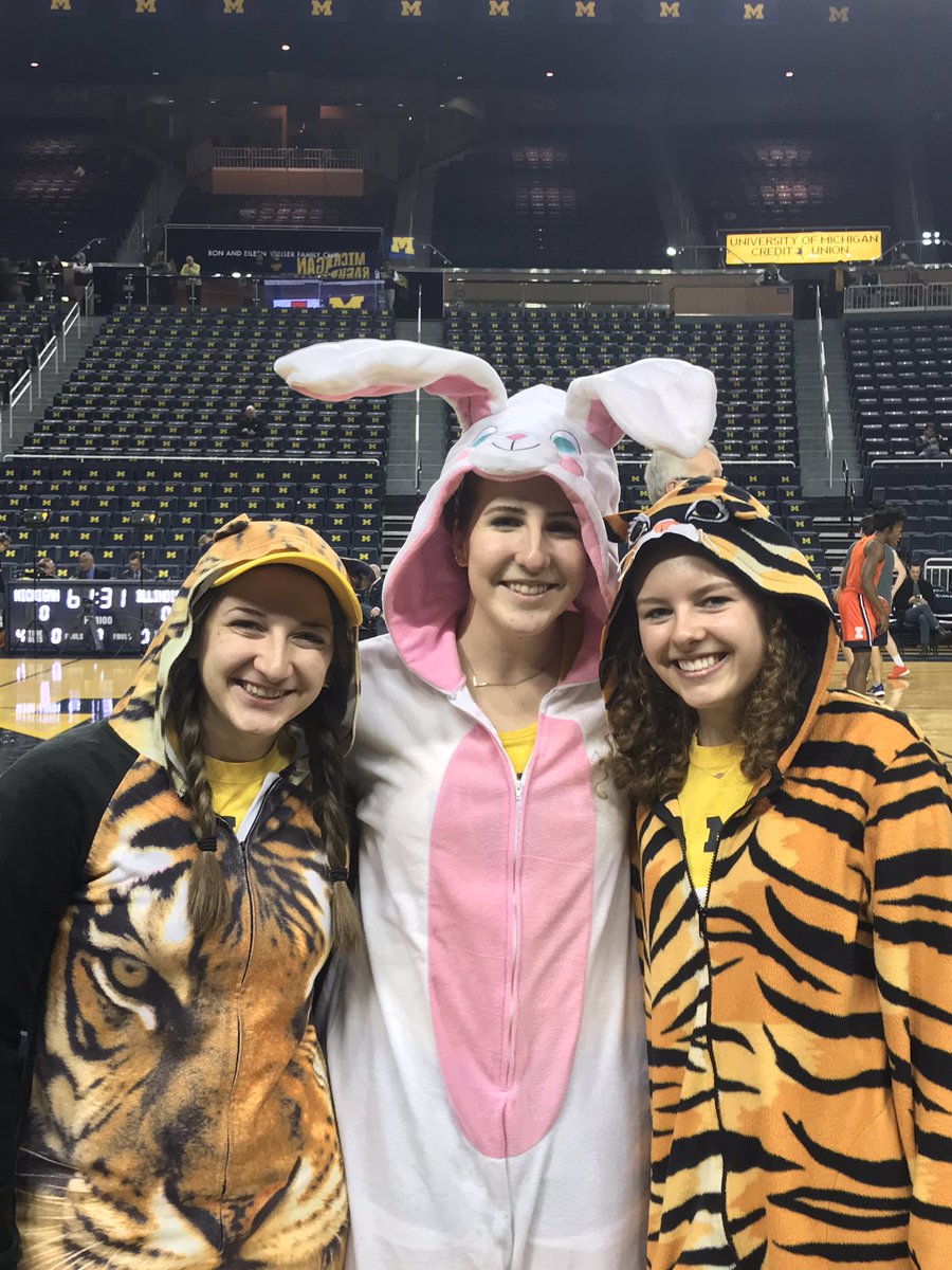 MaizeRageUM's tweet photo. Pregame Pajama Photoshoot! #BigSleepPajamaParty #LetsRage 〽️🔥 https://t.co/l1x1AplUWg