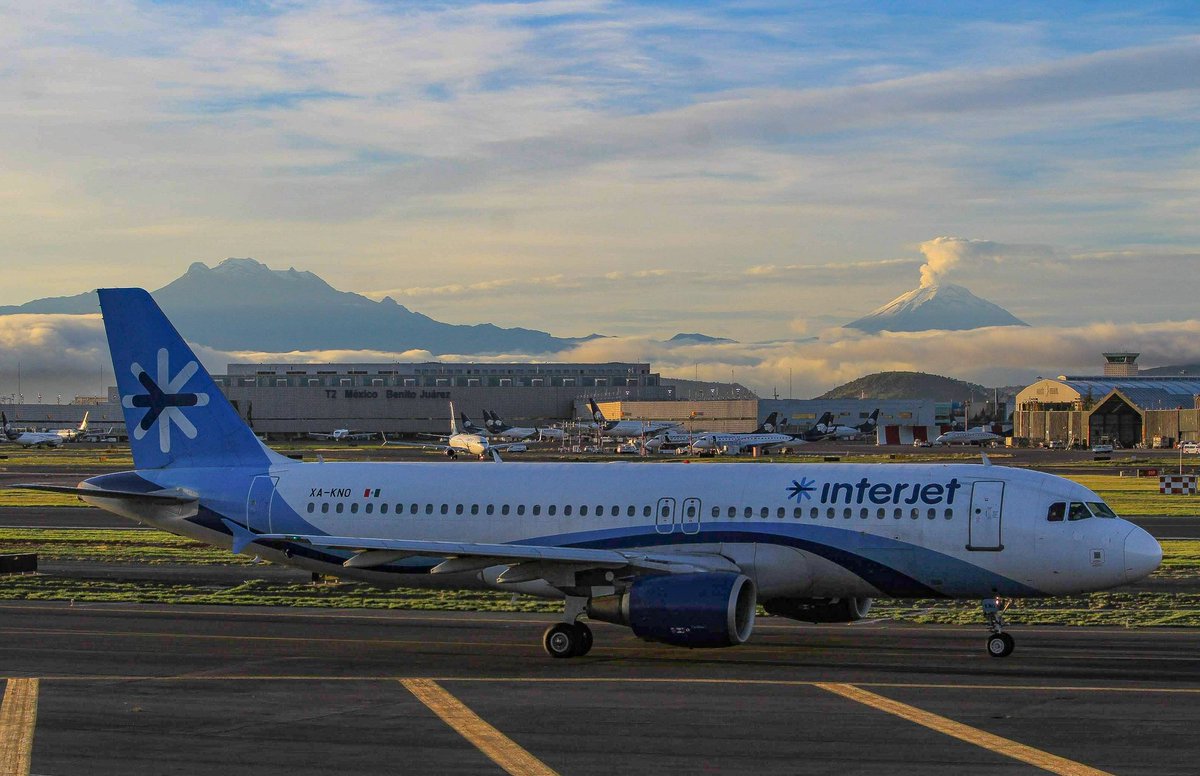 XBRomeoDeltaYan's tweet photo. Interjet y de fondo una bonita postal del Aicm
#A320 #interjet #MasInterjet #airbus #AvGeek #aviationlovers #aviationphotography #cdmx #aviationdaily #planesspotting @interjet https://t.co/eztmxei1tj