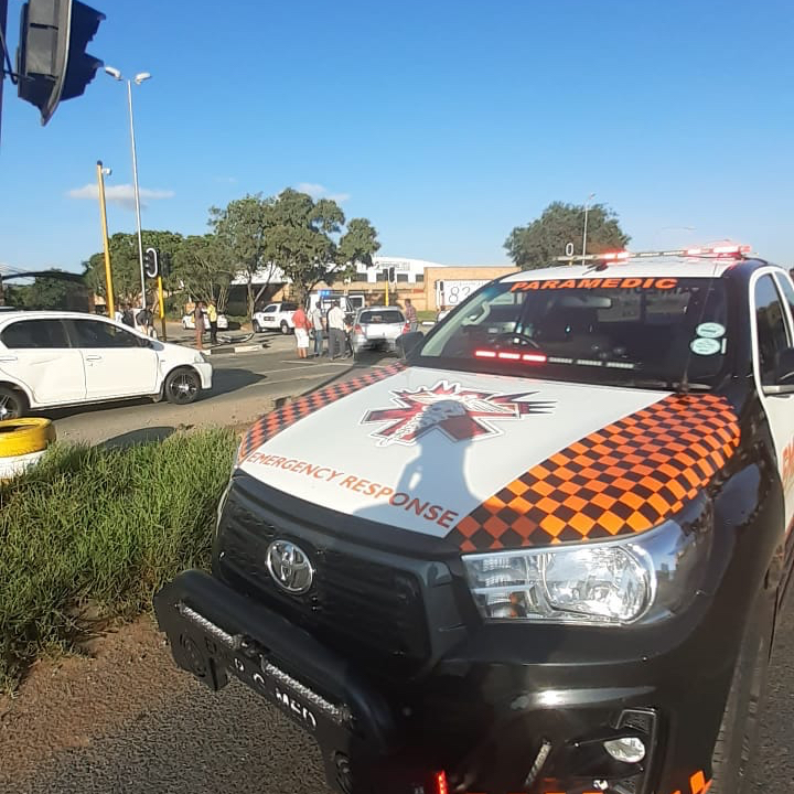 EMER_G_MED's tweet photo. 《City deep》#RV05 came across a collision in City Deep. Fortunately there are no injuries @EWNTraffic @GTP_Traffstats @EWNTraffic #whensecondscount #citydeep https://t.co/fx5AkGNbQ5