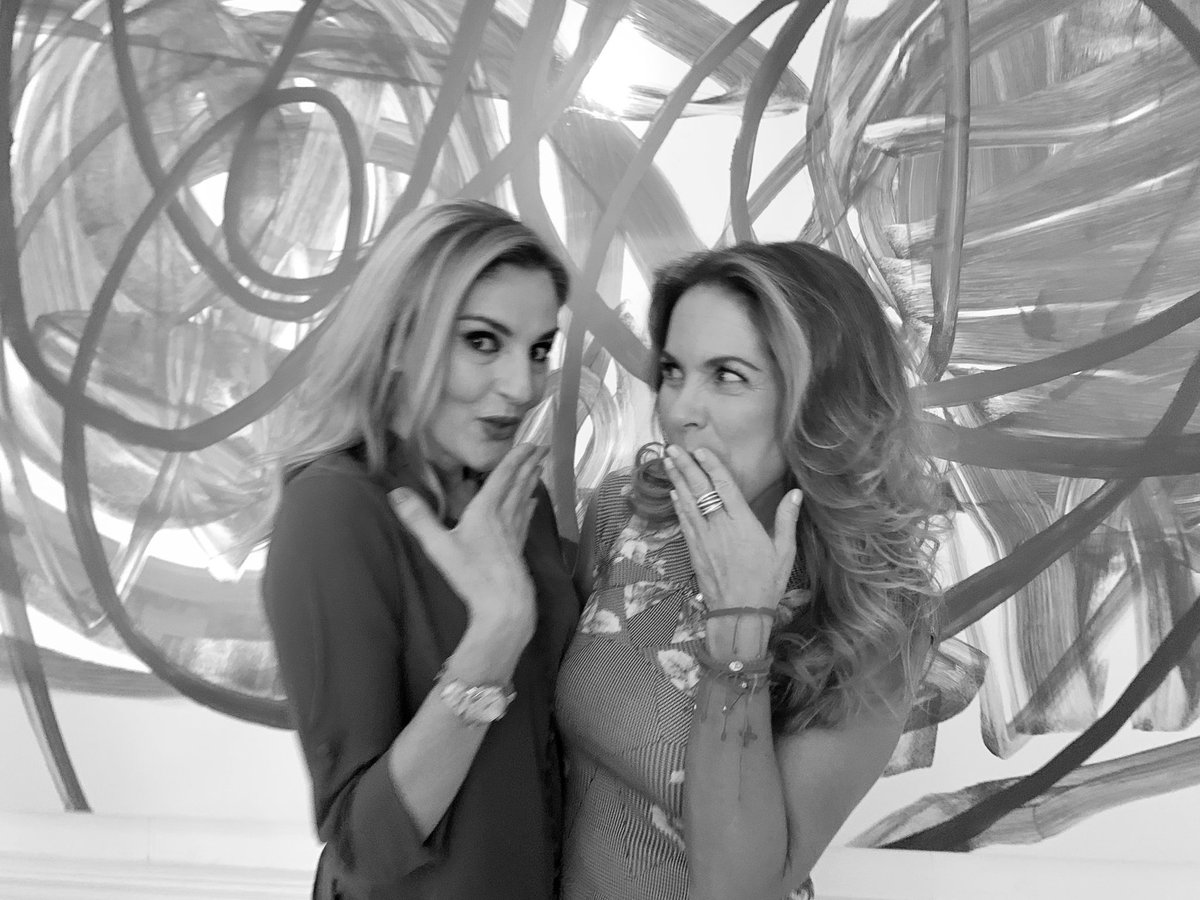 LuceroMexico's tweet photo. Mi @Chantalandere hermosa! Te deseo un cumpleaños maravilloso, que Dios te siga regalando tantas bendiciones, que nos sigas regalando tu talento y que seas tan feliz como te mereces! Eres un ser humano increíble! Ya sabes que te adoro. Millones de besos para ti 🎉🎂😘 https://t.co/tqalYaQx3A