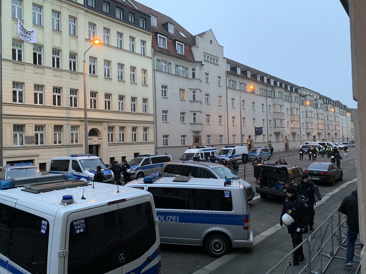 k91_ben's tweet photo. Poggenburg ist eingetroffen, heute sogar mit drei Autos. #le2501 https://t.co/QqIfWNmtOo