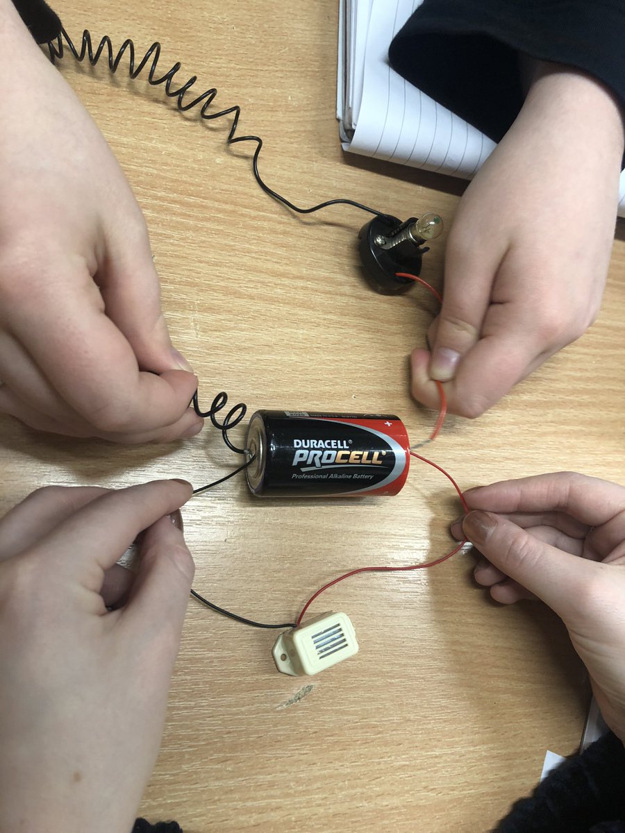 MissRobEHU's tweet photo. Learning about electricity and circuits in our science lessons 💡🔋 https://t.co/Kv6ukt4zgv