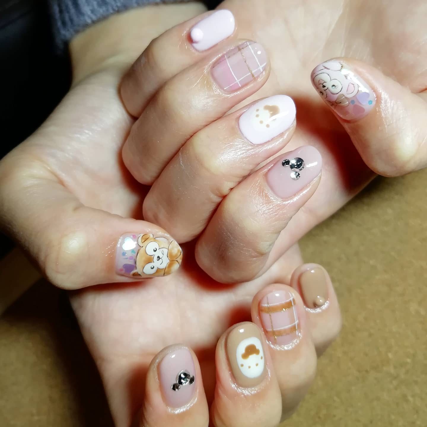Hisae Nail お客様ネイル ダッフィーとシェリーメイ 足跡 かなんかが可愛い お客様と私もだいぶにわかな件www ありがとうございました ネイル 痛ネイル キャラネイル ネイルアート 手描きイラスト 手描き アート 模写 ダッフィー シェリー