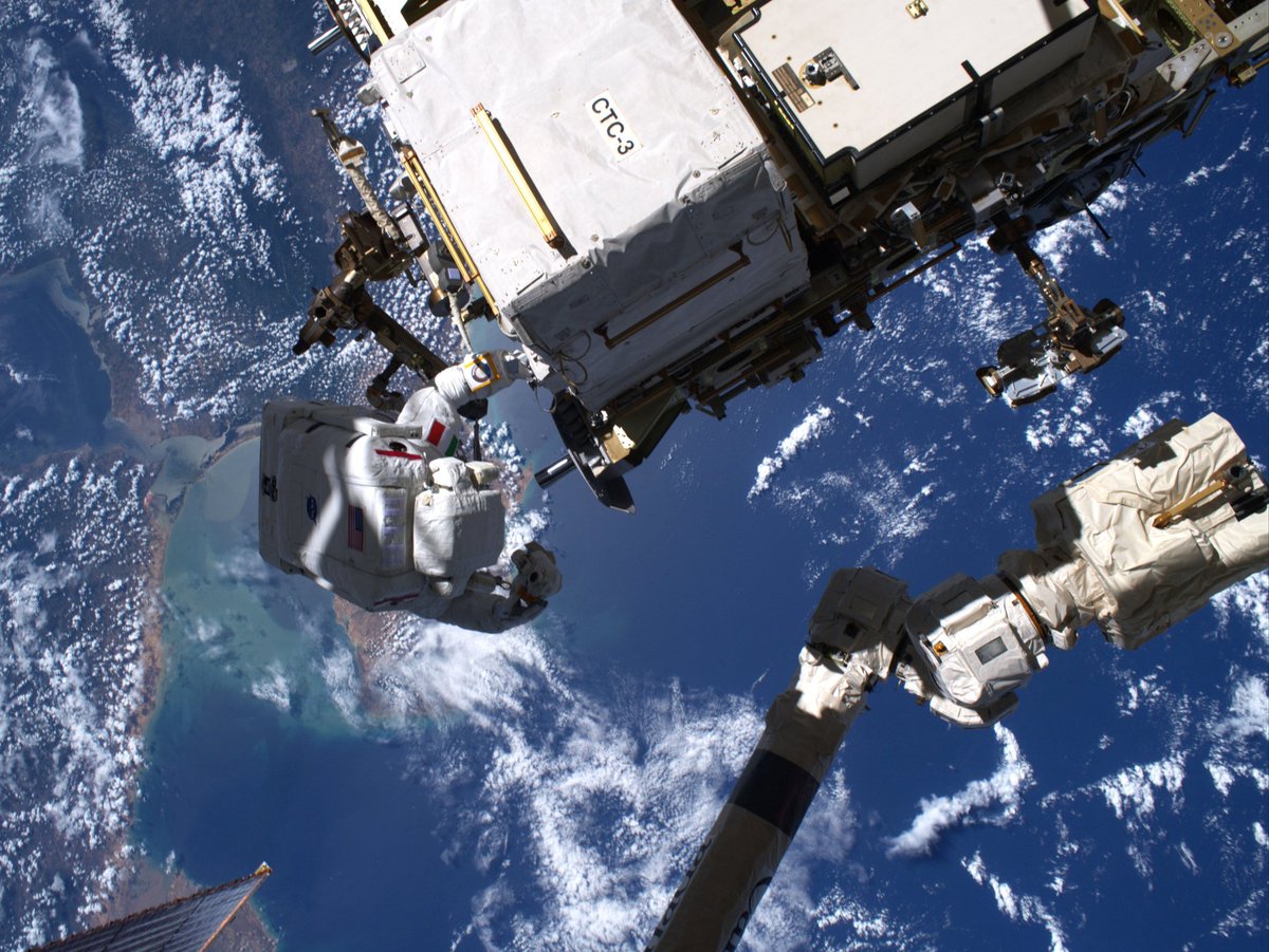 INFN_'s tweet image. ✅Missione compiuta! Gli astronauti @astro_luca e @AstroDrewMorgan hanno sostituto il sistema di raffreddamento dell’esperimento @AMSISS!
Gli scienziati di AMS sono ora al lavoro per una due giorni intensa di preparazione e ottimizzazione dell'esperimento.
#SpacewalkForAMS