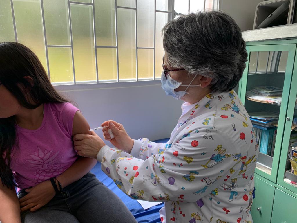 Ejercito_Disan's tweet photo. El ESM del #Bas01 en #Tunja, participa de la Primera Jornada Nacional de Vacunación. Vacunas disponibles para niños menores de 6 años, niñas de 9 años, mujeres de 14 a 45 años, mujeres gestantes y para nuestro personal militar. #VacunasAlDía con #SanidadMilitar, #HazloDeUna https://t.co/xMq9ge0WQJ
