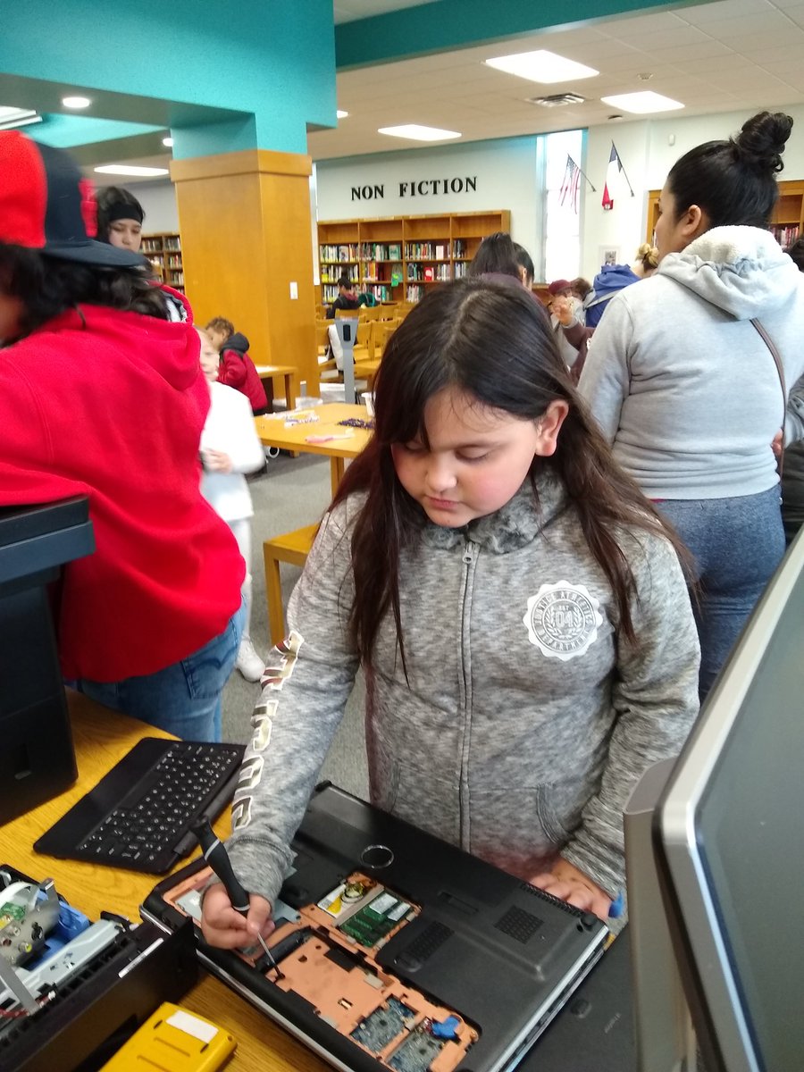 GuerreroLibrary's tweet photo. @GTGrizzlyBears exploring STEM at Maker Mania this morning https://t.co/QkePwoH2wt