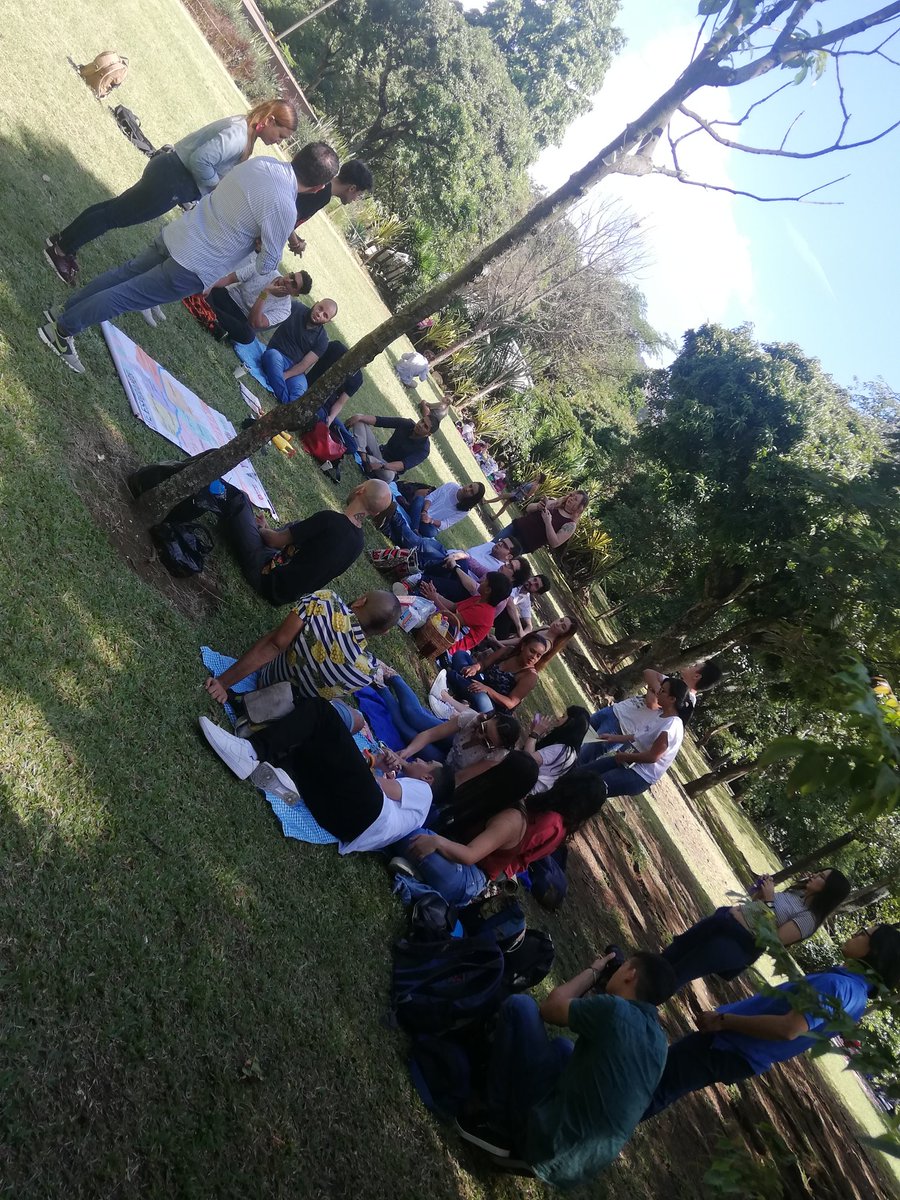 Encuentro en el <a href="/jbotanicomed/">Jardín Botánico de Medellín</a> de #Ciudadjoven y el Secretario de juventud <a href="/alejandromattah/">Alejandro Matta</a>, junto con su equipo de trabajo. <a href="/Plataformajmed/">Plataforma Distrital de Juventudes Medellín</a>