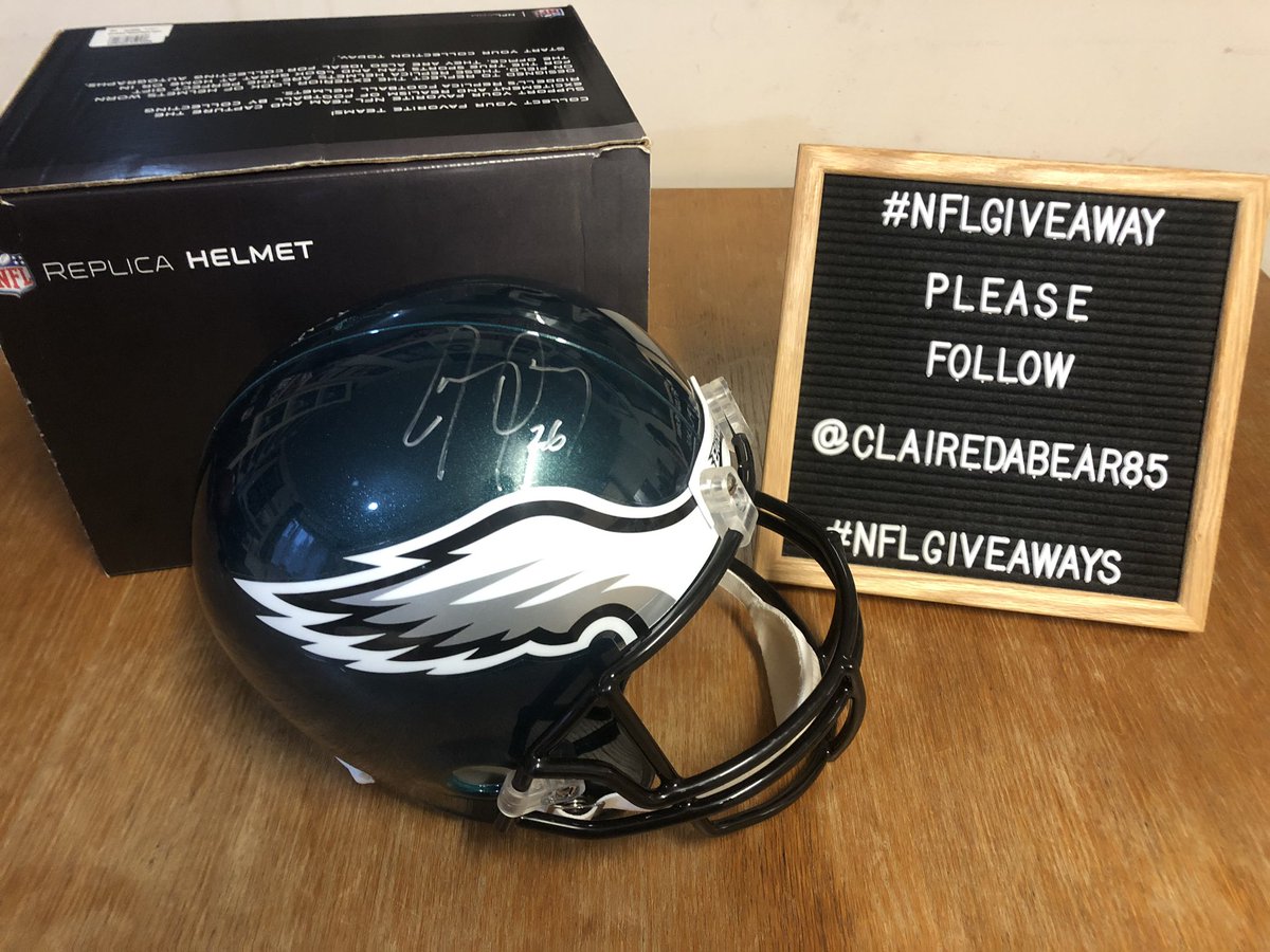 clairedabear85's tweet photo. #SuperBowl Winners of the past #NFLGIVEAWAY 🏈 #SIGNED Full Sized Helmet by #FlyEaglesFly Jay Ajayi @JayTrain For a chance to #win this EPIC #prize MUST be following @clairedabear85 &amp; RT this link. This #Giveaway will run till the 7/2 &amp; This is open 2 ALL #NFL fans globally https://t.co/o4aVCOIQEq