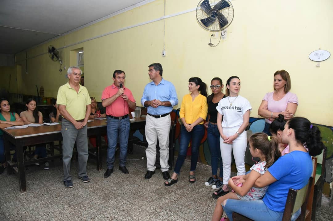 PhippsSergio's tweet photo. Se realizo el operativo de entrega de la tarjeta alimentAR. 
Con gran satisfacción más de 250 personas  recibieron su beneficio.
Este plan permitirá el acceso a bienes de la canasta básica familiar: carnes, leche, verduras, frutas, etc. Y potenciará la economía local. https://t.co/IFUTxWPZdf
