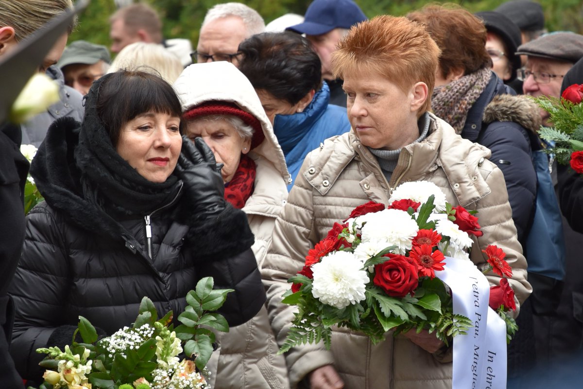 'Den Opfern des Faschismus gedenken, heißt auch den Rechtsruck bekämpfen.' Zum heutigen Gedenken auf dem Parkfriedhof Marzahn anlässlich des 75. Jahrestages der Befreiung von Auschwitz und den Protesten gegen die Teilnahme der AfD >> linksfraktion-marzahn-hellersdorf.de/aktuelles/aktu… #b2501 #mahe