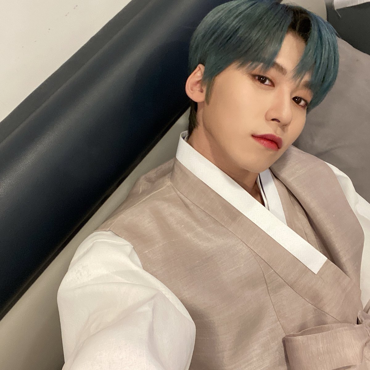 official_ONEUS's tweet photo. [#건희]
투문~ 올해도 새해 복 많이 받아요!! 맛있는 거 많이 먹구 행복한 명절 되세요~! 😘😘😘😘😘 https://t.co/YJsWwu3tHu