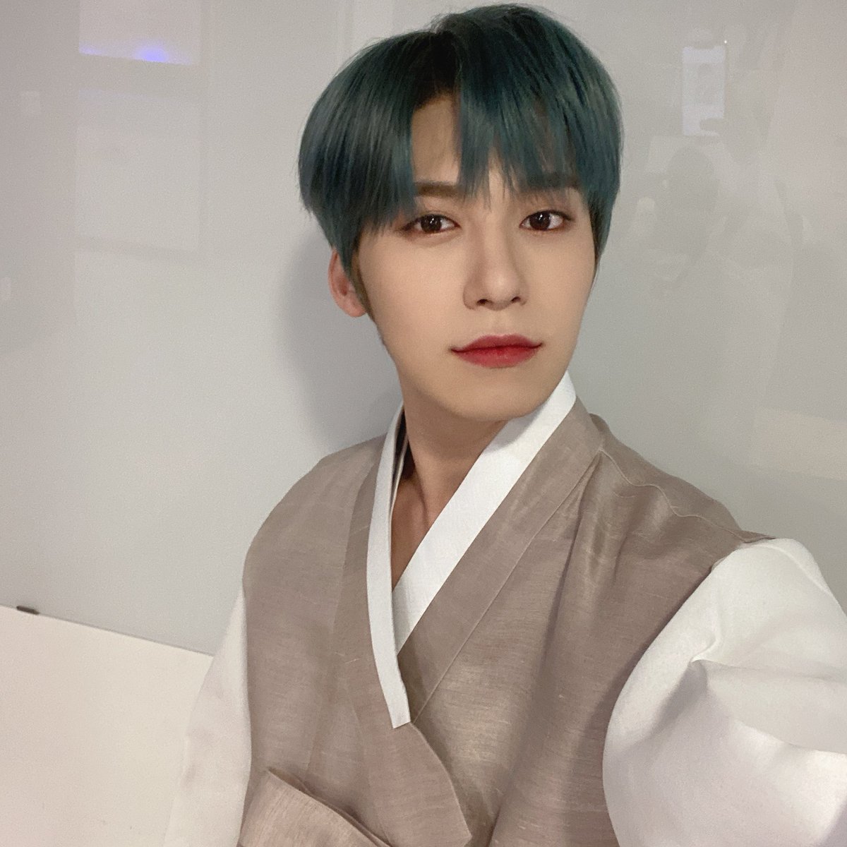 official_ONEUS's tweet photo. [#건희]
투문~ 올해도 새해 복 많이 받아요!! 맛있는 거 많이 먹구 행복한 명절 되세요~! 😘😘😘😘😘 https://t.co/YJsWwu3tHu
