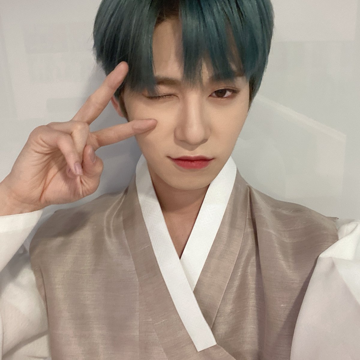 official_ONEUS's tweet photo. [#건희]
투문~ 올해도 새해 복 많이 받아요!! 맛있는 거 많이 먹구 행복한 명절 되세요~! 😘😘😘😘😘 https://t.co/YJsWwu3tHu